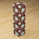 Christmas Poinsettia Dark Red White Green Vintag Weinbox<br><div class="desc">Nutzen Sie dieses Vintage und stilvolle Design für alle Ihre Urlaubsgeschenke. Dieses Design hat ein nahtloses Muster mit dunkelrotem Hintergrund und weißer Poinsettia mit grünen Blätter und weißen Beeren. Der dunkelrote Hintergrund kann geändert werden,  indem man zum Menü wechselt und die Farbe des Rechtecks ändert.</div>