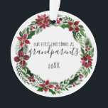 Christmas Poinsettia Wreath Grandeleltern Foto Ornament<br><div class="desc">Dieses niedliche und maßgeschneiderte Weihnachtsbaumschmuck ist perfekt für alle tadenden Großeltern geeignet. Es enthält den Satz "Unser erstes Weihnachten als Großeltern" auf einem bordeauxroten Poinsettia Blumenkranz, Heilige Beeren und grünem Efeu-Blatt Wasserfarbkranz auf einem einfachen, weißen Hintergrund auf der Vorderseite und ein personalisiertes Foto von Ihrem Enkel auf der Rückseite. Es...</div>