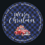 Christmas Red Truck Blue Rücksendeadressen-Aufkleb Runder Aufkleber<br><div class="desc">Schaffen Sie schöne Weihnachtslieder mit einem klassischen roten LKW auf einem blauen Büffel karierten Muster. Diese blauen Weihnachtsmarken können Sie ganz einfach mit Ihrem Familiennamen und Ihrer Adresse personalisieren.</div>