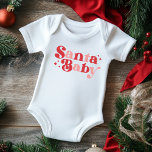Christmas Santa Baby Niedlich Moderne Typografie Baby Strampler<br><div class="desc">Weihnachten Weihnachtsmann Niedlich Einfache moderne Typografie Script Baby Bodysuit Der Text "Santa Baby" ist in modernem Rot und Rosa handgeschriebene Schriftzeichen Typografie mit Sternen. Ideal für ein Baby zu Weihnachten,  Babyduschen oder Urlaubsgeschenke. Entworfen von ©Evco Holidays www.zazzle.com/store/evcoholidays</div>