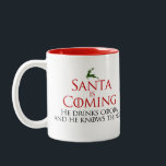 Christmas | Santa kommt | Funny Mug Zweifarbige Tasse<br><div class="desc">Genießen Sie ein kleines Pop Kultur Urlaub Spaß mit diesem Design,  das die Worte "Santa kommt. Er trinkt Kakao und er kennt Dinge" Set in einer bekannten Fantasieschrift. Typografie ist in Weihnachtsrot und Schwarz und Set über den Worten ist eine waldgrüne Silhouette eines Rentiers.</div>