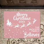 Christmas Santa’s sleigh reindeers holiday Fußmatte<br><div class="desc">Zeigen Sie, wie sehr Sie an den Zauber von Weihnachten und Weihnachtsmann glauben, mit dieser Weihnachtsmatte, die die Silhouette des Schlittens des Weihnachtsmannes in Weiß mit seinen Rentieren zeigt, die auf einem Sternenpfad fliegen. Die Titelschrift auf oben liest Frohe Weihnachten in weißer handgeschriebener Schrift. Der Text ist leicht an Ihre...</div>