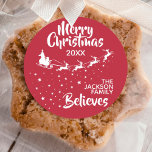 Christmas Santa’s sleigh reindeers holiday Runder Aufkleber<br><div class="desc">Zeigen Sie, wie sehr Sie an den Zauber von Weihnachten und Weihnachtsmann glauben, mit diesem Weihnachtsfamilienrundaufkleber, der die Silhouette des Schlittens des Weihnachtsmanns in Weiß mit seinen Rentieren zeigt und auf Sternenwegen fliegt. Die Titelschrift auf oben liest Frohe Weihnachten in weißer handgeschriebener Schrift. Der Text ist leicht an Ihre Wünsche,...</div>