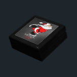 Christmas Skaten Santa Erinnerungskiste<br><div class="desc">Geben Sie Ihrer Braut dieses wunderschöne Geschenk mit der Überraschung eines Verlobung Ring, in den eingewickelt. Ein rot, schwarz und weiß Skaten Santa Claus auf schwarzem Hintergrund "mit all meiner Liebe" "Öffnen Sie nicht bis" "25. Dezember".</div>