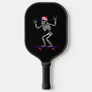CHRISTMAS SKELETON AUF SKATEBOARD FUNNY XMAS PICKLEBALL SCHLÄGER