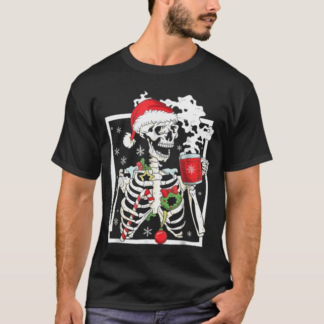 Christmas Skeleton With Smiling Skull Drinking Cof T-Shirt (Vorderseite)