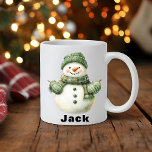 Christmas Snowman Green Hat Individuelle Name Kaffeetasse<br><div class="desc">Erleben Sie den Urlaubssinn mit einer Weihnachts-Snowman Green Hat Individuelle Name Kaffeemaschine Tasse! Diese bezaubernde Weihnachtskaffee-Tasse besticht durch einen klassischen, fröhlichen Schneemann, der mit einem gemütlichen grünen Strickhut, passenden Milben und einem karierten Schal geschmückt ist. Einfach mit jedem Namen anpassen, um es zu einem bezaubernden Urlaubsparnis, Wintergeschenk oder einer einzigartigen...</div>
