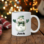 Christmas Snowman Green Hat Individuelle Name Kaffeetasse<br><div class="desc">Erleben Sie den Urlaubssinn mit einer Weihnachts-Snowman Green Hat Individuelle Name Kaffeemaschine Tasse! Diese bezaubernde Weihnachtskaffee-Tasse besticht durch einen klassischen, fröhlichen Schneemann, der mit einem gemütlichen grünen Strickhut, passenden Milben und einem karierten Schal geschmückt ist. Einfach mit jedem Namen anpassen, um es zu einem bezaubernden Urlaubsparnis, Wintergeschenk oder einer einzigartigen...</div>
