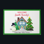 Christmas Snowman Open House Willkommen Fußmatte<br><div class="desc">Willkommen in Ihrem Weihnachtsferienhaus mit dieser personalisierten Tür. Dieses Türmchen zeigt eines meiner originalen Collage Art Designs eines grafisch gestalteten Hauses,  Schneemann und Weihnachtsbaumes. Personalisieren Sie diese Tür mit Ihrem eigenen Text.</div>