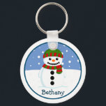 Christmas Snowman Personalisiert Schlüsselanhänger<br><div class="desc">Adorable weiße Weihnachtsschneemann an einem Wintertag. Er trägt einen grünen und roten Wollhut und Schal. Seine Augen sind aus glänzenden schwarzen Kohlen gemacht und so ist sein großes glückliches Lächeln. Er hat eine orangefarbene Möhre für eine Nase und schwarze Kohleknöpfe vorne. Um ihn herum fallen flauschige weiße Schneeflocken. Unter dem...</div>
