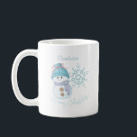 Christmas Snowman Personalized Name Kaffeetasse<br><div class="desc">This Cute Christmas Snowmen & Snowflake mug will put you in the holiday spirit when you drink your morning coffee. This whimsical design features a cute snowman with the words Merry Christmas in a brush script font. Add your name to personalize the mug.</div>