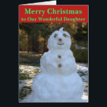 Christmas Snowman Seashell Daughter Card<br><div class="desc">Frohe Weihnachten zu Unsere wunderbare Tochter ist auf der Vorderseite der Weihnachtsgrüße-Karte in grünem Text auf rotem Hintergrund geschrieben. Der heitere Snowman, der sich im Wald mit Steinen für Augen, Nase und Knöpfen, Ästen für Lächeln und Arme und einer Muschel und einem grünen Buschhut aufhält. Die Karte kann vorne und...</div>