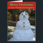 Christmas Snowman Seashell Daughter Card<br><div class="desc">Frohe Weihnachten zu Unsere wunderbare Tochter ist auf der Vorderseite der Weihnachtsgrüße-Karte in grünem Text auf rotem Hintergrund geschrieben. Der heitere Snowman, der sich im Wald mit Steinen für Augen, Nase und Knöpfen, Ästen für Lächeln und Arme und einer Muschel und einem grünen Buschhut aufhält. Die Karte kann vorne und...</div>