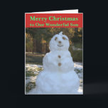 Christmas Snowman Son Card Feiertagskarte<br><div class="desc">Frohe Weihnachten zu Unser wunderbarer Sohn ist auf der Vorderseite der Weihnachtsgrüße-Karte in grünem Text auf rotem Hintergrund geschrieben. Der heitere Snowman, der sich im Wald mit Steinen für Augen, Nase und Knöpfen, Ästen für Lächeln und Arme und einer Muschel und einem grünen Buschhut aufhält. Die Karte kann vorne und...</div>