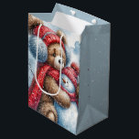 Christmas Teddy Bear und Snowman Mittlere Geschenktüte<br><div class="desc">Ein Aquarellbild eines kuscheligen Teddybären im roten Winteranzug umarmt einen fröhlichen Schneemann in einem schneebedeckten Wald. Text kann geändert oder gelöscht werden.</div>