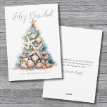 Christmas Tree Beach Feliz Navidad Feiertagskarte<br><div class="desc">Weihnachten Tree Beach Feliz Navidad Urlaubskarte. Feliz Navidad! Tauchen Sie ein in die warmen und strandvollen Wünsche dieser Saison mit einer einzigartigen Urlaubskarte mit einem charmanten Weihnachtsbaum, der aus Muscheln und Seestern gefertigt wurde. Der Baum nimmt die Bühne in der Mitte ein, überragt von einem Seestern und mischt sanfte Blau-...</div>