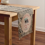 Christmas Tree Ranch Buffalo Burlap Santa Kurzer Tischläufer<br><div class="desc">Illustration eines Büffelbisons mit Weihnachtsmannmütze,  der an den Rücken des Weihnachtsbaumes gebunden ist. Burlap inspirierte geometrische Muster Rand-Design mit Schwarz-Rot-Text.</div>