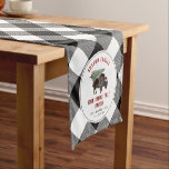 Christmas Tree Ranch Buffalo Kariert Santa Kurzer Tischläufer<br><div class="desc">Illustration eines Büffelbisons mit Weihnachtsmannmütze,  der an den Rücken des Weihnachtsbaumes gebunden ist. Schwarz-Weiß Büffel karierte Randgestaltung mit schwarzem und rotem Text.</div>