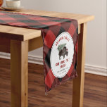 Christmas Tree Ranch Buffalo Red Kariert Santa Kurzer Tischläufer<br><div class="desc">Illustration eines Büffelbisons mit Weihnachtsmannmütze,  der an den Rücken des Weihnachtsbaumes gebunden ist. Kariertes,  schwarz-rotes Büffel-Randdesign mit schwarzem und rotem Text.</div>