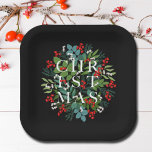 CHRISTMAS Typografie Berries und Grünpflanzen Pappteller<br><div class="desc">Das Wort CHRISTMAS steht unter den Blätter und Beeren auf schwarzem Hintergrund (oder in beliebiger Farbe),  diese quadratischen Teller sind elegant für jeden Weihnachtsfeiertag. PASSENDE Artikel in unserem Geschäft.</div>