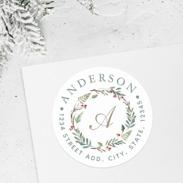 Christmas Winter Berries Wreath Monogram-Adresse Runder Aufkleber (Von Creator hochgeladen)