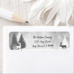 Christmas Winterscape Address Label<br><div class="desc">Senden Sie Weihnachts-Grüße mit diesem Weihnachts-Weihnachts-Adressetikett. Dieses Design mit einem ruhigen grauen Himmelshintergrund mit fallendem Schnee, majestätischen Kiefernbäumen, einer anmutigen Silhouette von Rentieren und zarten, weißen Schneeflocken verrät den Zauber der Saison. Personalisiert mit Ihrem Familiennamen und Ihrer Postanschrift in eleganter Schrift, ist es ideal, um Briefumschlägen, Geschenken und saisonalen Korrespondenz...</div>