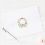 Christmas Wreath Candy Cane Bow | Monografische Ho Runder Aufkleber<br><div class="desc">Das elegante Aquarellmonogramm-Wappen verleiht diesem Umschlag Aufkleber einen festlichen Look, dass jede Urlaubsherde Liebe bekommt. Personalisieren Sie diesen Aufkleber mit Ihren Initialen im Wappen oben. Die Farben sind grün, grün und rot. Wenn Sie Fragen haben oder Hilfe bei der Anpassung dieser Einladung benötigen, wenden Sie sich bitte an uns. Ich...</div>