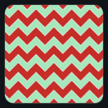 Christmas Zigzag Quadratischer Aufkleber<br><div class="desc">Dieses gewagte geometrische Muster besteht aus abwechselnden roten und minzgrünen Zickzacken,  die durch feine,  weiße Ränder getrennt sind. Das rote und grüne Design ist ein stilvolles Weihnachtsbild. Digitales Bild. Copyright © 2013 Claire E. Skinner. Alle Rechte vorbehalten.</div>