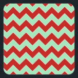 Christmas Zigzag Quadratischer Aufkleber<br><div class="desc">Dieses gewagte geometrische Muster besteht aus abwechselnden roten und minzgrünen Zickzacken,  die durch feine,  weiße Ränder getrennt sind. Das rote und grüne Design ist ein stilvolles Weihnachtsbild. Digitales Bild. Copyright © 2013 Claire E. Skinner. Alle Rechte vorbehalten.</div>