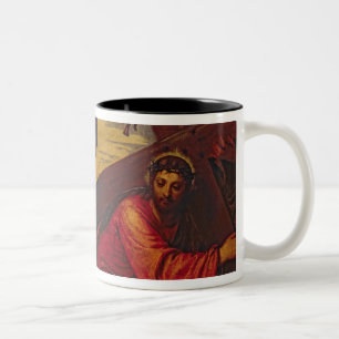 Christus, der unter das Gewicht des Kreuzes sinkt Zweifarbige Tasse