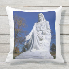 Christus-Statue-riesiges Kissen im Freien