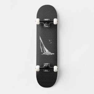Chrom mag Segelboot auf Kohlenstoff-Faser Skateboard