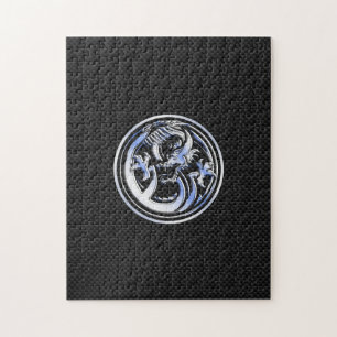 Chrome Dragon Wappen auf Carbon Fibre Print