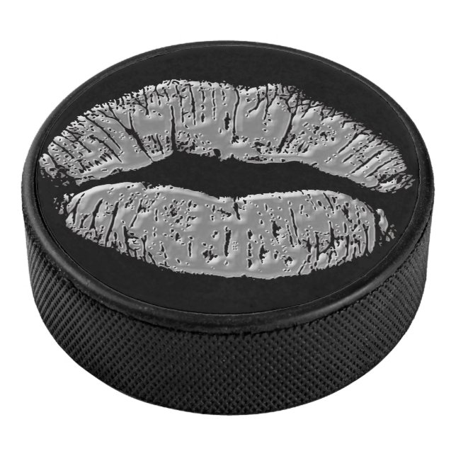 Chrome Kissing Lips auf schwarz Eishockey Puck (3/4)