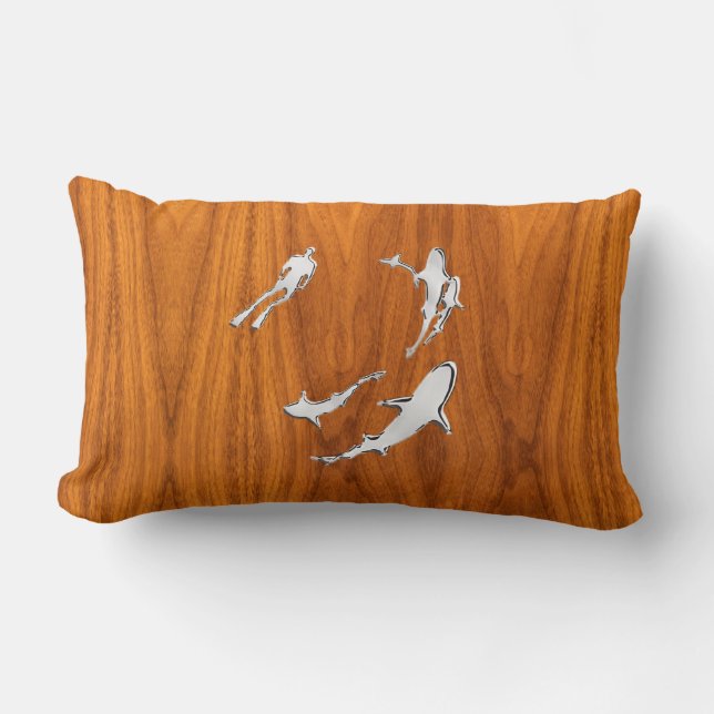 Chrome Like Diver mit Haie auf Teak Veneer Lendenkissen (Vorderseite)