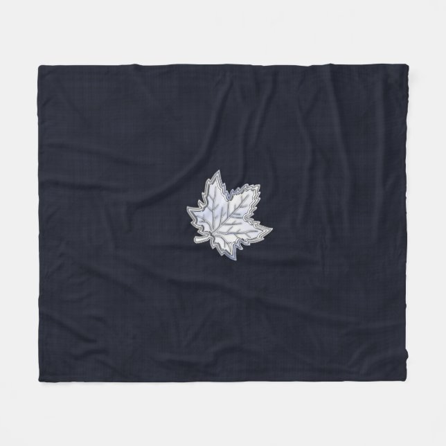 Chrome Like Maple Leaf on racy Carbon Fiber Print Fleecedecke (Vorderseite (Horizontal))
