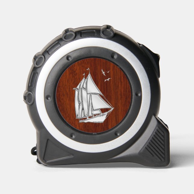 Chrome Like Sail Boat auf Nautical Mahogany Print Maßband (Vorderseite)