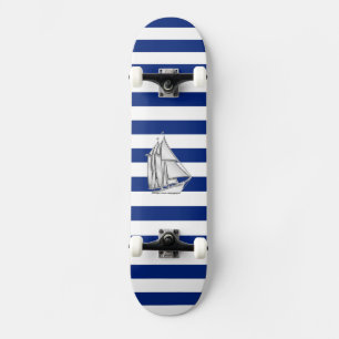 Chrome Like Sailboat auf nautischen Streifen Skateboard