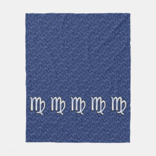 Chrome Like Virgo Zodiac Sign auf Blue Digital Cam Fleecedecke