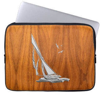 Chrome-Regatta-Segelboot auf Teak-Furnier-Stilen Laptopschutzhülle