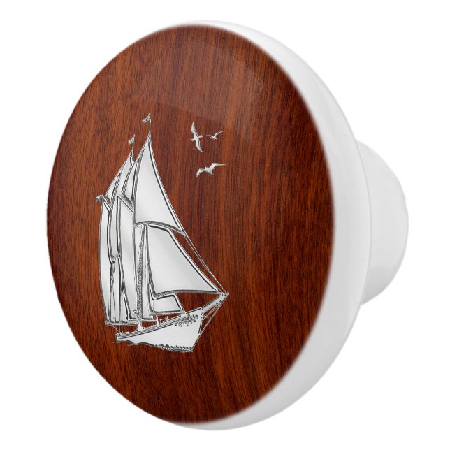 Chrome Sailboat auf Nautical Mahogany Grain Print Keramikknauf (Rechts)