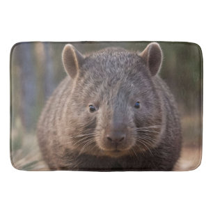 "Chubby Charm: Die Adorable Australian Wombat" Badematte