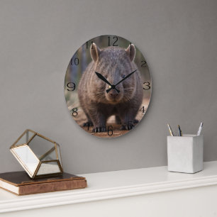 "Chubby Charm: Die Adorable Australian Wombat" Große Wanduhr