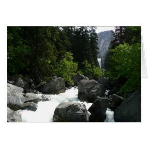 Chutes vernales à la distance à Yosemite