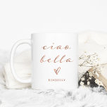 Ciao Bella | Imitats Rose Gold Italienische Modern Kaffeetasse<br><div class="desc">Hallo,  schön! Diese italienische Tasse wird Ihren Kaffee mit einem schicken Stil bereichern. Moderne,  elegante Imitate Rose goldene Schrift Typografie erscheint mit einem von Hand gezeichnet Herz,  für eine Tasse,  die perfekt in Italien oder überall,  wo Ihre Reisen zu verstehen!</div>
