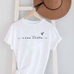 Ciao Bella | Italienische Moderne Schrift mit Herz T-Shirt<br><div class="desc">Hallo,  schön! Dieses schwarz-weiß Shirt in italienischer Sprache verleiht jedem Ihrer Outfits stilvollen Chic. Moderne,  elegante schwarze Schrift-Typografie erscheint mit einem von Hand gezeichnet Herz,  für ein Shirt,  das in Italien perfekt verstanden wird,  oder wo auch immer Ihre Reisen Sie führen!</div>