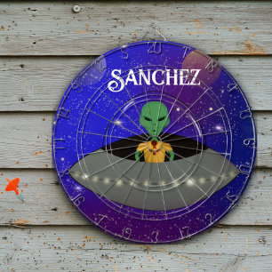 Cible De Fléchettes Alien dans un vaisseau spatial portant un t-shirt 