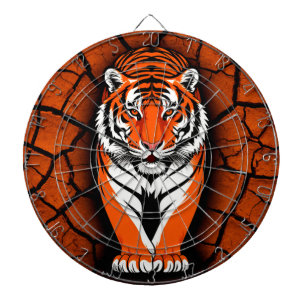 Cible De Fléchettes Tigre audacieux sur fond de terre fissurée