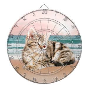 Cible De Fléchettes Un chat à rayures plus mignon assis sur la plage a