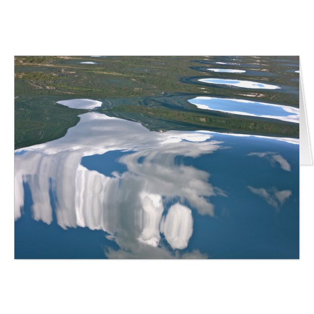 Ciel bleu avec la carte vierge de réflexions de (Devant horizontal)